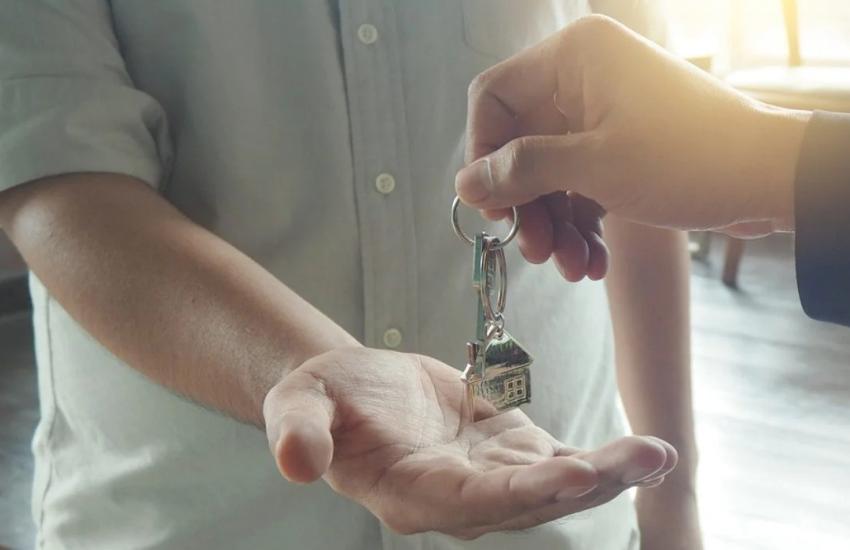landlord handing over the keys to tenant