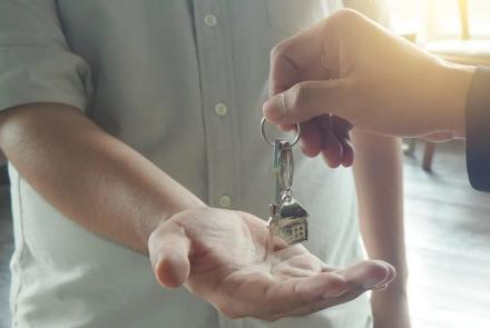 landlord handing over the keys to tenant